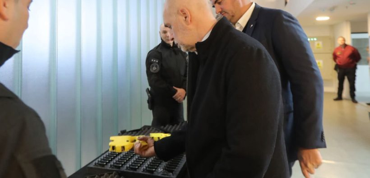 Horacio Rodríguez Larreta inspeccionando las pistolas Taser. Horacio Rodríguez Larreta inspeccionando las pistolas Taser.
