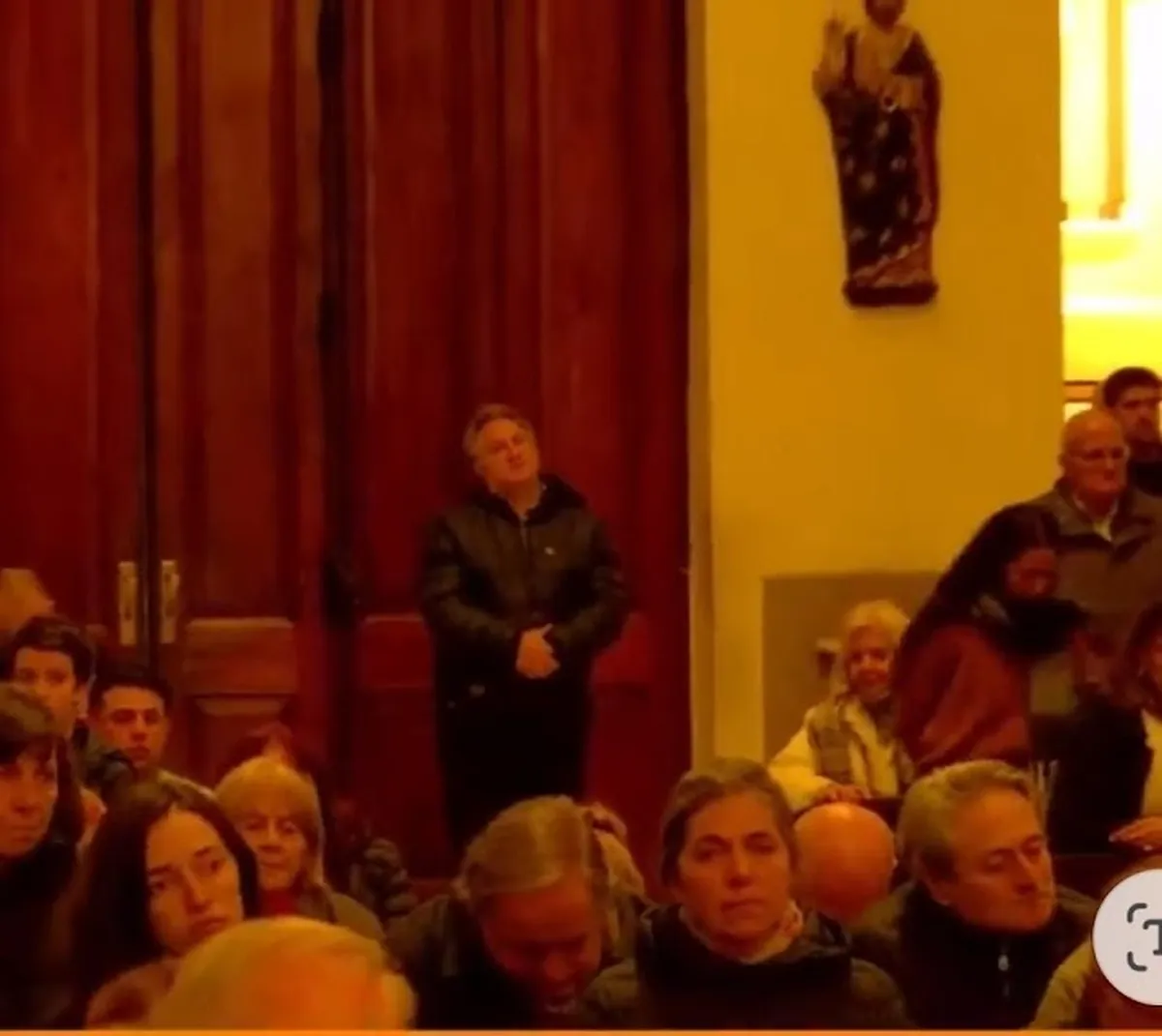 De pie y en el fondo de la iglesia, Pablo De la Torre en el homenaje al creador del Opus Dei De pie y en el fondo de la iglesia, Pablo De la Torre en el homenaje al creador del Opus Dei