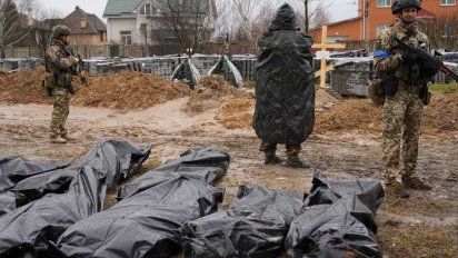 Ucrania: Forenses exhuman cuerpos en Bucha