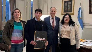 Concejales de La Libertad Avanza de Rosario se reunieron con Carlos Torrendell para presentarle las denuncias por adoctrinamiento de parte de docentes de la UNR. Concejales de La Libertad Avanza de Rosario se reunieron con Carlos Torrendell para presentarle las denuncias por adoctrinamiento de parte de docentes de la UNR.