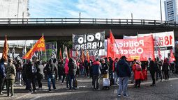 Organizaciones piqueteras durante una protesta en el Puente Pueyrredón.