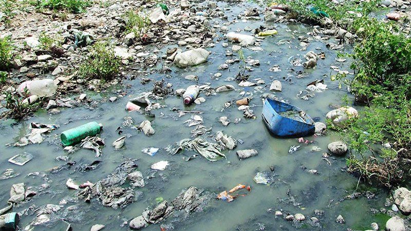 Corriente de agua contaminada, una constante en los ríos argentinos.