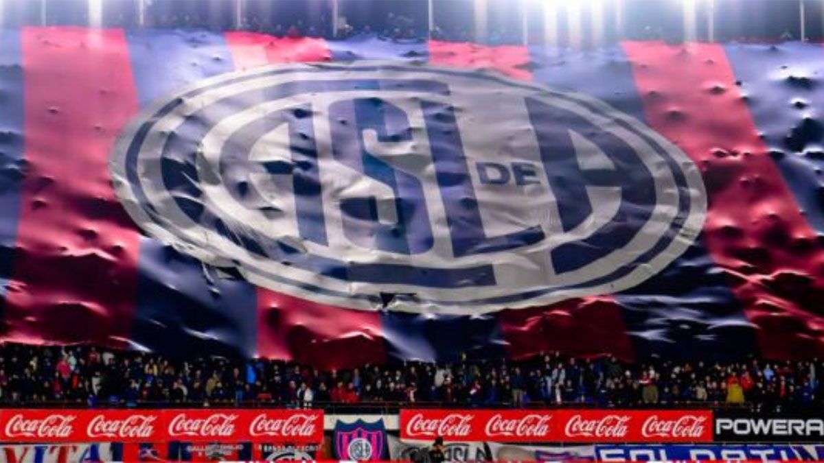 San Lorenzo continúa sumergido en su dura crisis política y económica y, ahora, deberá pagar una multa de 120.000 dólares por “gestos racistas” de una hincha. San Lorenzo continúa sumergido en su dura crisis política y económica y, ahora, deberá pagar una multa de 120.000 dólares por “gestos racistas” de una hincha.