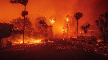 Terrible incendio obliga a evacuar 17.000 residentes al noroeste de Los Ángeles
