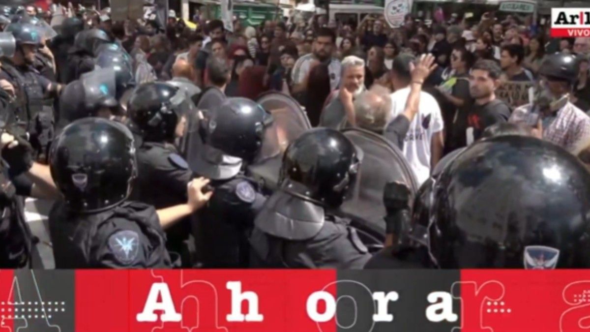 La Policía avanzó contra las personas que se manifiestan para reclamar por el cumplimiento efectivo de la Emergencia en Discapacidad.