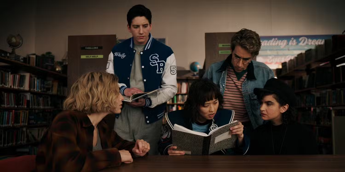 Una chica muerta investiga su propio asesinato en un colegio lleno de fantasmas y secretos. Una chica muerta investiga su propio asesinato en un colegio lleno de fantasmas y secretos.