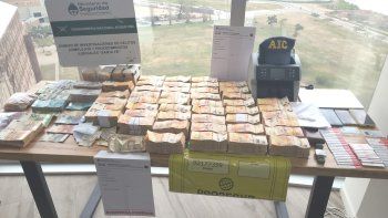 Cueva Financiera en Santa Fe bajo el mando de una pareja con cargos pesados: él exfuncionario municipal, ella empleada del Ministerio de Economía provincial. Cueva Financiera en Santa Fe bajo el mando de una pareja con cargos pesados: él exfuncionario municipal, ella empleada del Ministerio de Economía provincial.