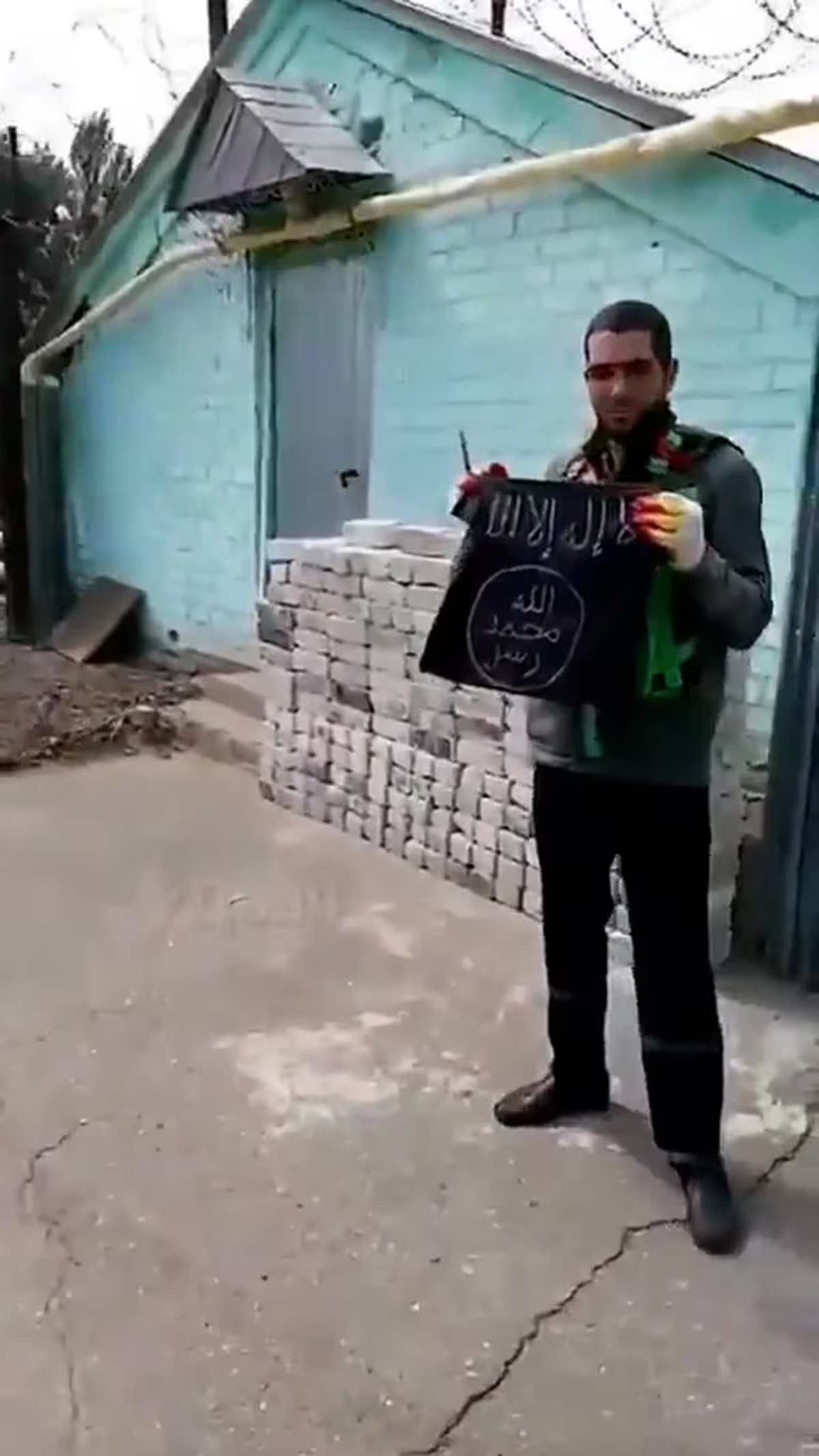 Uno de los presos mostró una bandera de ISIS y un cuchillo Uno de los presos mostró una bandera de ISIS y un cuchillo