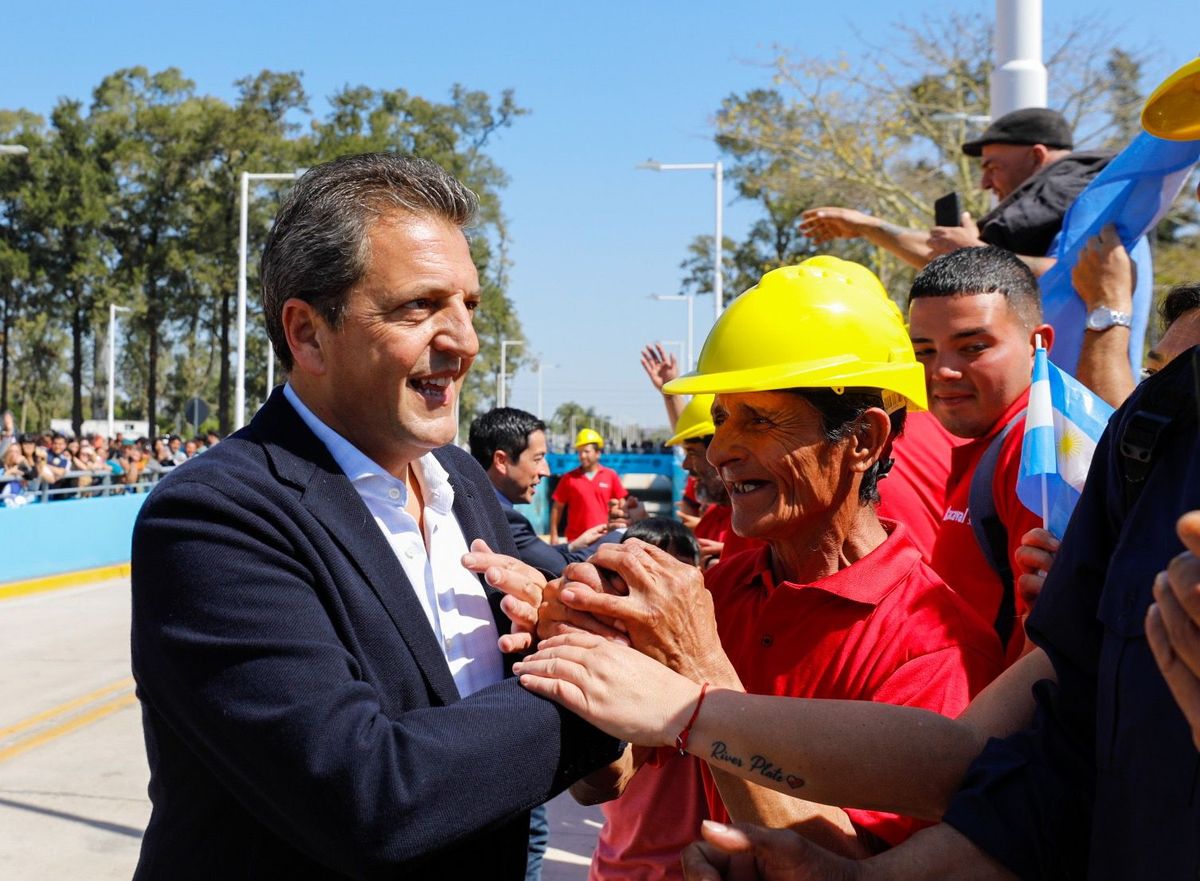 El ministro en su recorrida, saludó a trabajadores y vecinos El ministro en su recorrida, saludó a trabajadores y vecinos