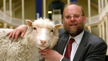 Dolly, la primera oveja clonada de una célula adulta, nació el 5 de julio de 1996. Cambió la ciencia y desató un debate ético sobre la clonación de mamíferos. Dolly, la primera oveja clonada de una célula adulta, nació el 5 de julio de 1996. Cambió la ciencia y desató un debate ético sobre la clonación de mamíferos.