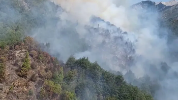 Con el regreso de las altas temperaturas, se reactivaron algunos focos de incendio en Puerto Patriada. Con el regreso de las altas temperaturas, se reactivaron algunos focos de incendio en Puerto Patriada.