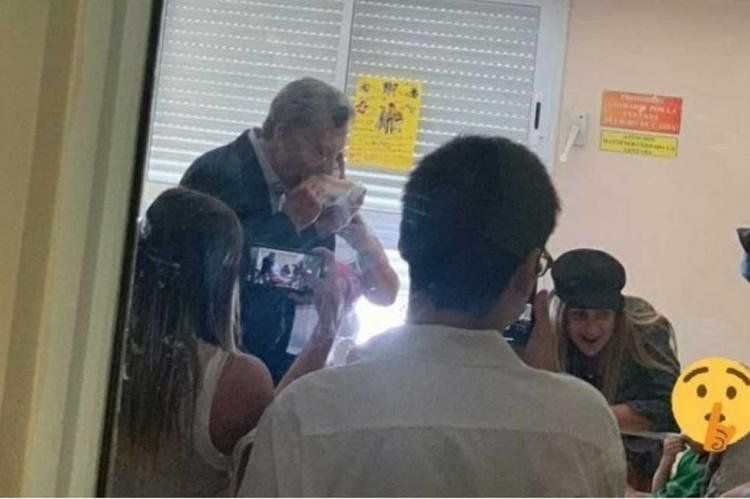Macri visitó al nene con cáncer que pidió conocerlo y comió un pancho junto a él (Foto Perfil).