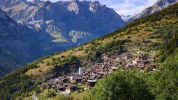 Vista panorámica de Albinen, la aldea alpina suiza que ganó notoriedad por ofrecer incentivos económicos para atraer nuevos residentes. Vista panorámica de Albinen, la aldea alpina suiza que ganó notoriedad por ofrecer incentivos económicos para atraer nuevos residentes.