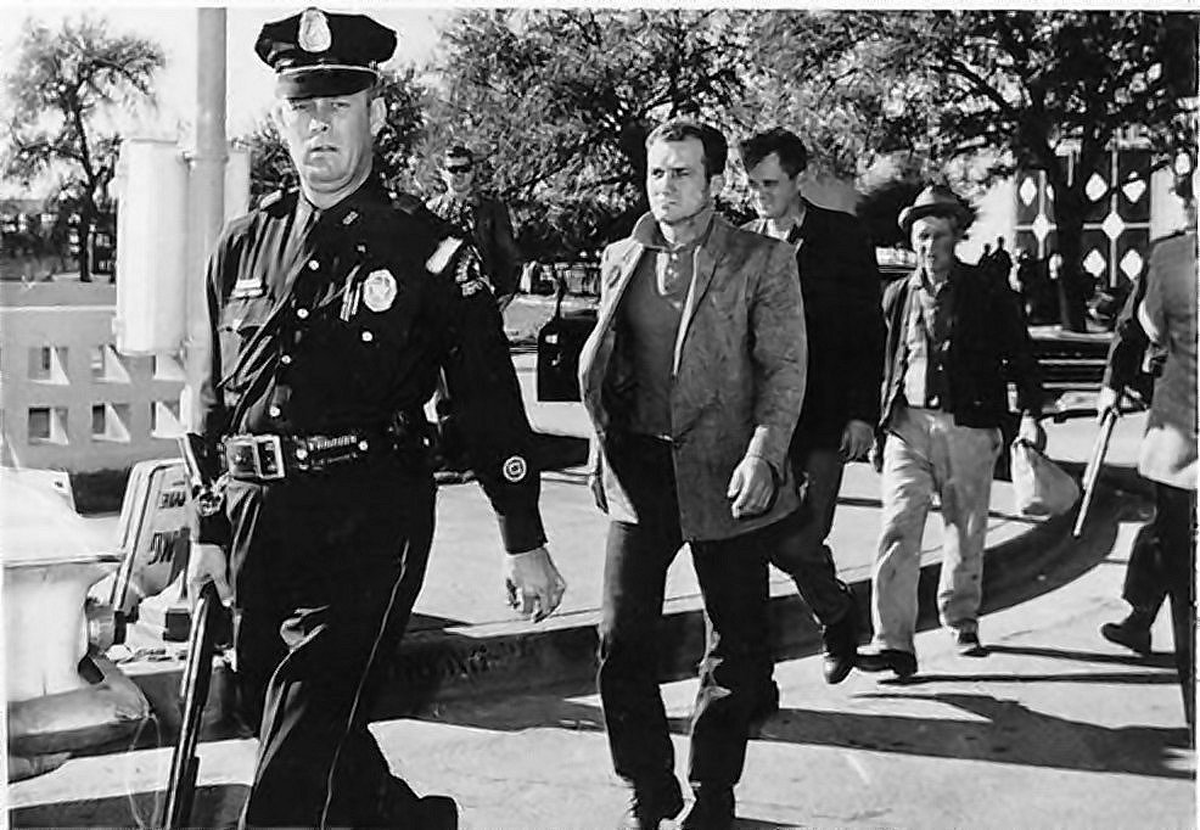 Harrelson afirmó haber sido el asesino de John F. Kennedy y algunos investigadores lo identificaron poco después como uno de los tres hombres misteriosos que dejaban la escena del crimen. Harrelson afirmó haber sido el asesino de John F. Kennedy y algunos investigadores lo identificaron poco después como uno de los tres hombres misteriosos que dejaban la escena del crimen.