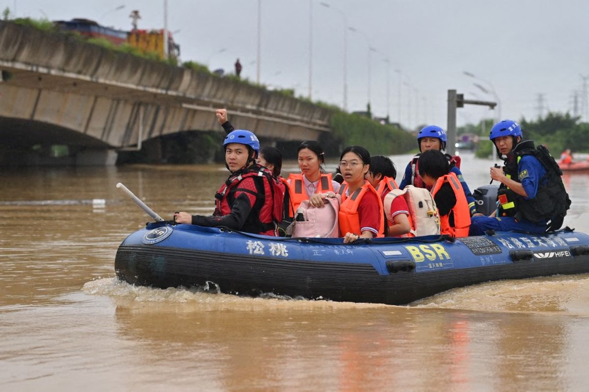 Rescatistas avanzan entre las calles inundadas de Guangxi tras el paso del tifón Maysak, que dejó evacuados, muertos y daños en varias provincias de China. Rescatistas avanzan entre las calles inundadas de Guangxi tras el paso del tifón Maysak, que dejó evacuados, muertos y daños en varias provincias de China.