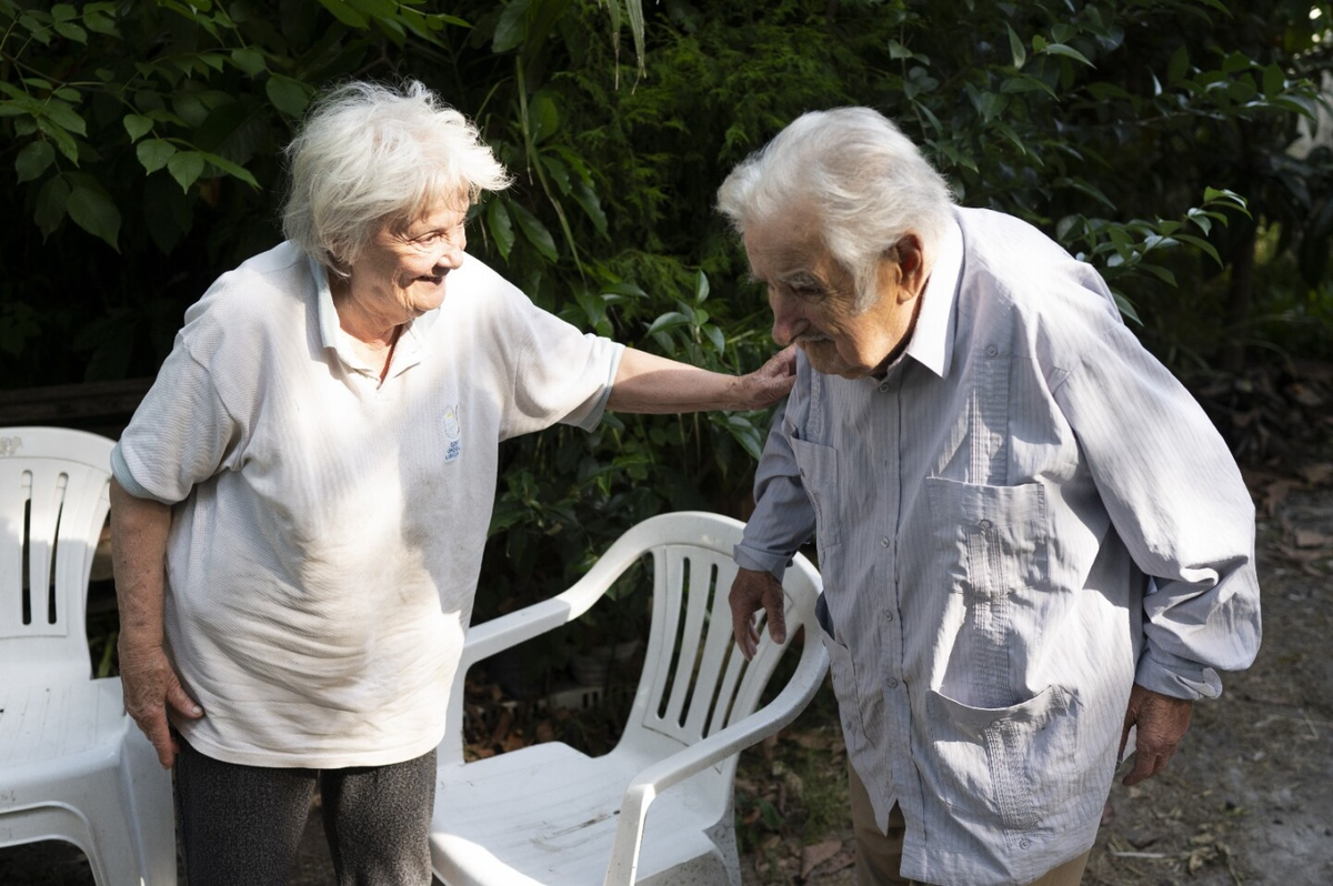 Lucía Topolansky junto a José Mujica en su chacra de Rincón del Cerro.| GENTILEZA Leonardo Maine/El País. Lucía Topolansky junto a José Mujica en su chacra de Rincón del Cerro.| GENTILEZA Leonardo Maine/El País.