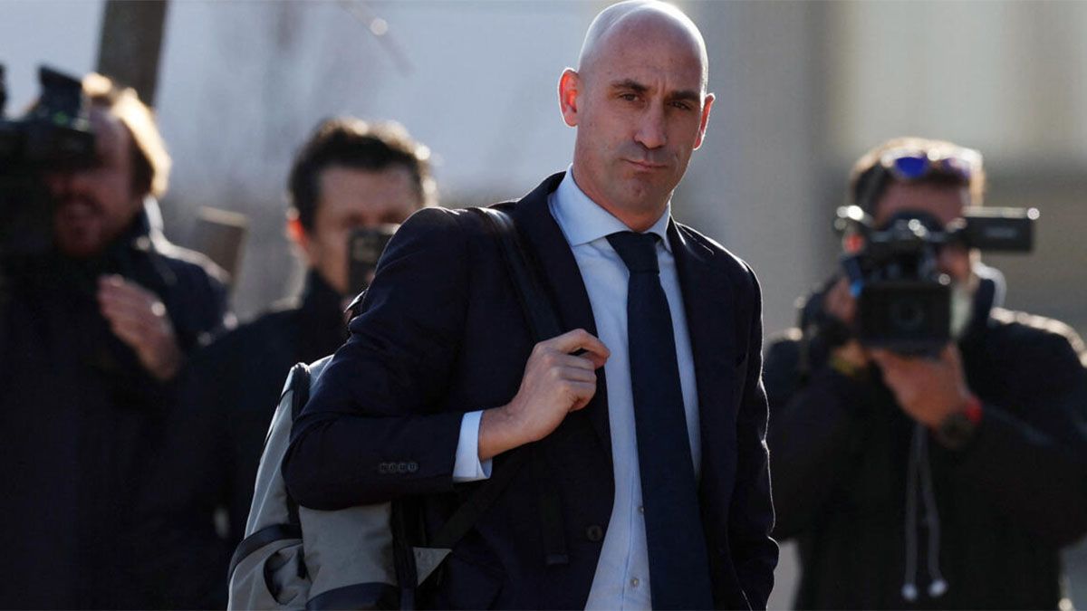 Luis Rubiales, expresidente de la Real Federación Española de Fútbol (RFEF), no irá a prisión pero condenado a pagar 10.800 de euros por besar a Jenni Hermoso. Luis Rubiales, expresidente de la Real Federación Española de Fútbol (RFEF), no irá a prisión pero condenado a pagar 10.800 de euros por besar a Jenni Hermoso.