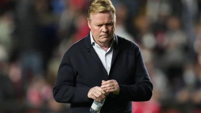  Hinchas del Barcelona festejan la salida de Ronald Koeman