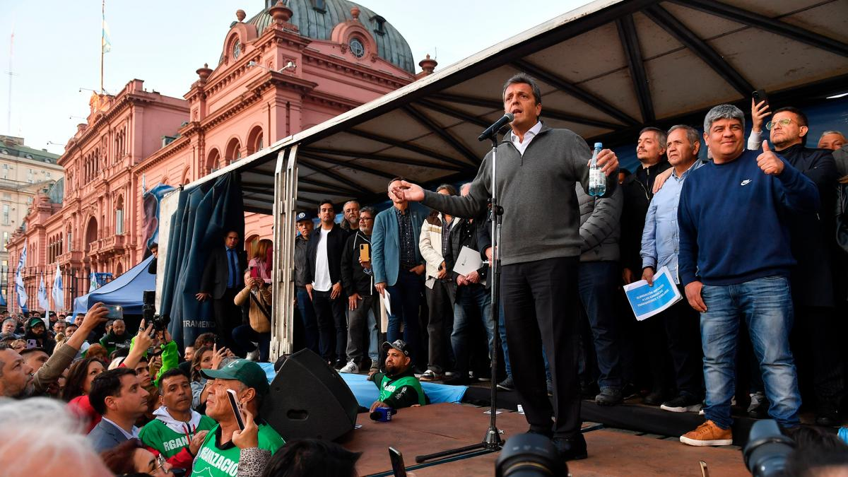Sergio Massa, al anunciar los cambios en ganancias ante sindicatos de la CGT en Plaza de Mayo. Sergio Massa, al anunciar los cambios en ganancias ante sindicatos de la CGT en Plaza de Mayo.