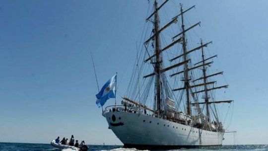 ¿Fragata Libertad o Fragata Libertaria?; el ICE se mete de noche en las casas de Minneápolis