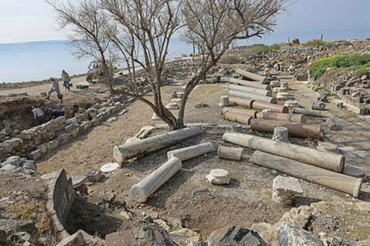 Un enigmático artefacto hallado en hippos podría revelar una etapa olvidada del bautismo y la unción en tres etapas, sugieren los arqueólogos. Los pilares monolíticos de mármol y granito de la catedral yacen en su posición original desde que cayeron en el terremoto del año 749 d. C.; una vista desde el ábside central hacia el Mar de Galilea. Foto: Crédito: Michael Eisenberg. Un enigmático artefacto hallado en hippos podría revelar una etapa olvidada del bautismo y la unción en tres etapas, sugieren los arqueólogos. Los pilares monolíticos de mármol y granito de la catedral yacen en su posición original desde que cayeron en el terremoto del año 749 d. C.; una vista desde el ábside central hacia el Mar de Galilea. Foto: Crédito: Michael Eisenberg.
