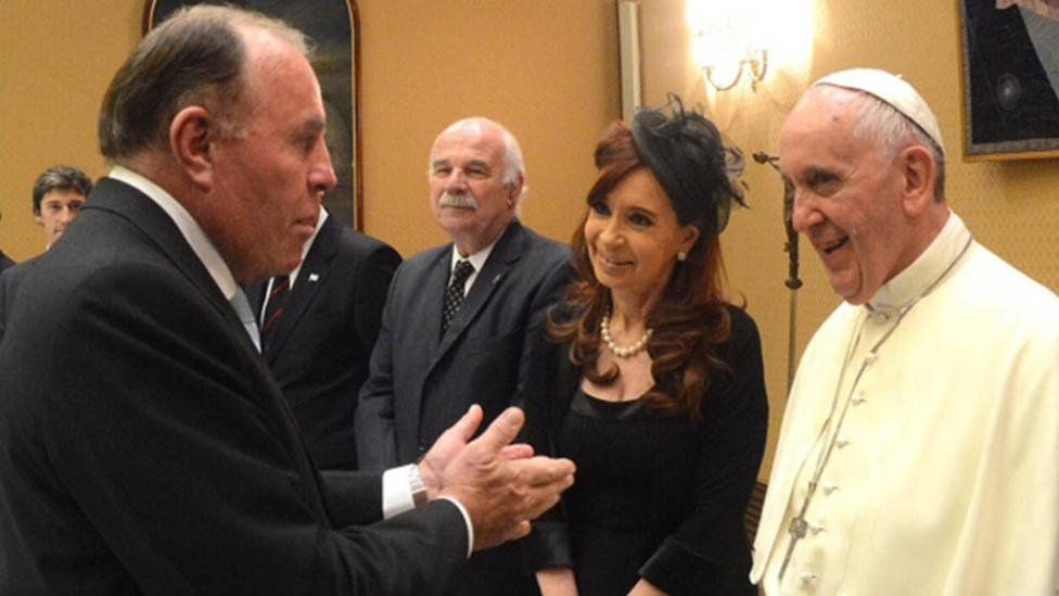 Omar Suárez con Cristina Fernández de Kirchner y el papa Francisco.