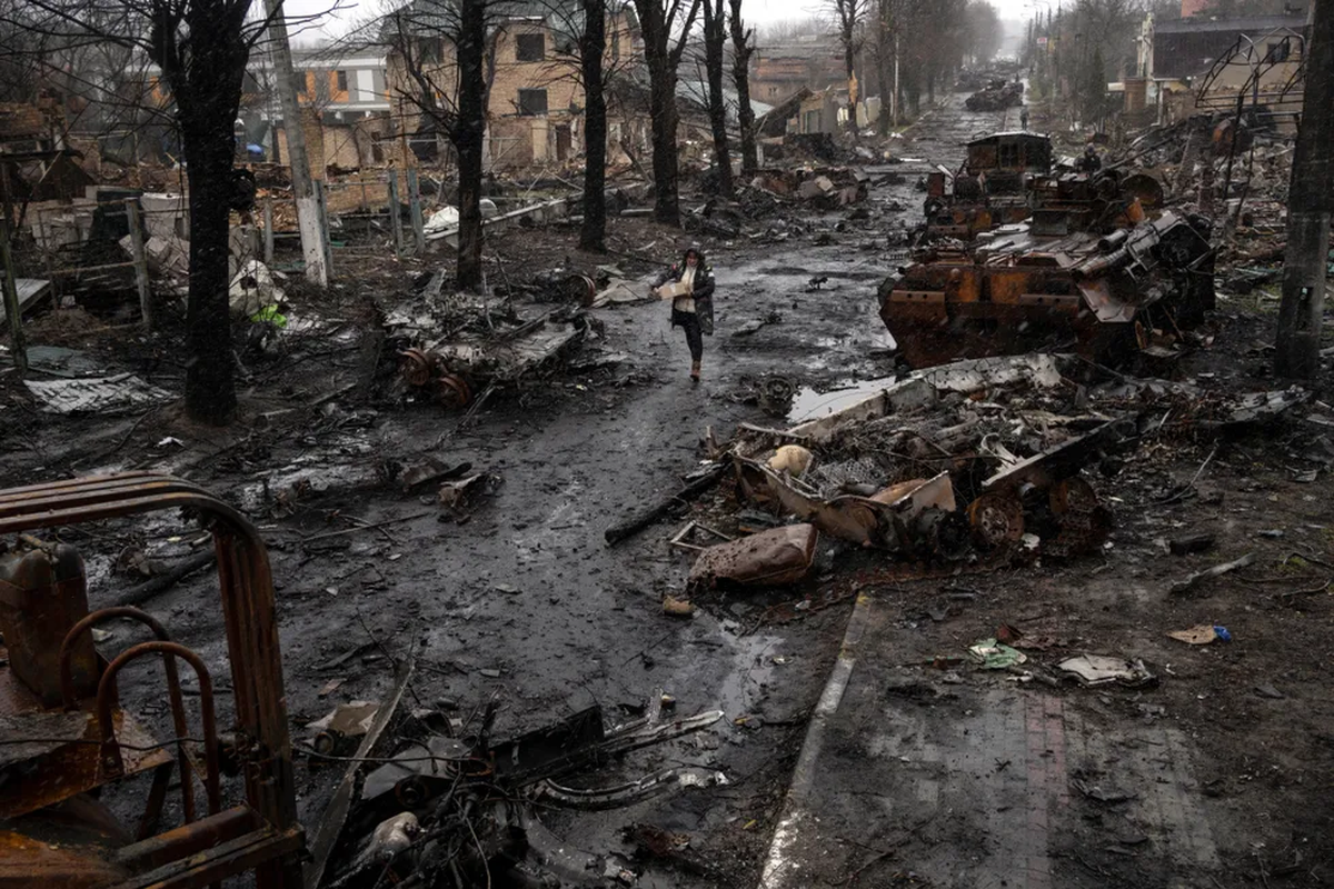 Tanques rusos destruidos en las calles de Buchi, 3 de abril de 2022