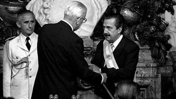 En 1983, en lo que hoy conocemos como Día de la Restauración de la Democracia, Raúl Alfonsín se convertía en presidente de Argentina tras 7 años de dictadura. En 1983, en lo que hoy conocemos como Día de la Restauración de la Democracia, Raúl Alfonsín se convertía en presidente de Argentina tras 7 años de dictadura.