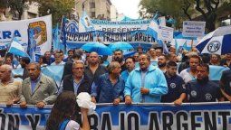 altText(Macri busca bajar la tensión: $13 millones para obras sociales sindicales)}