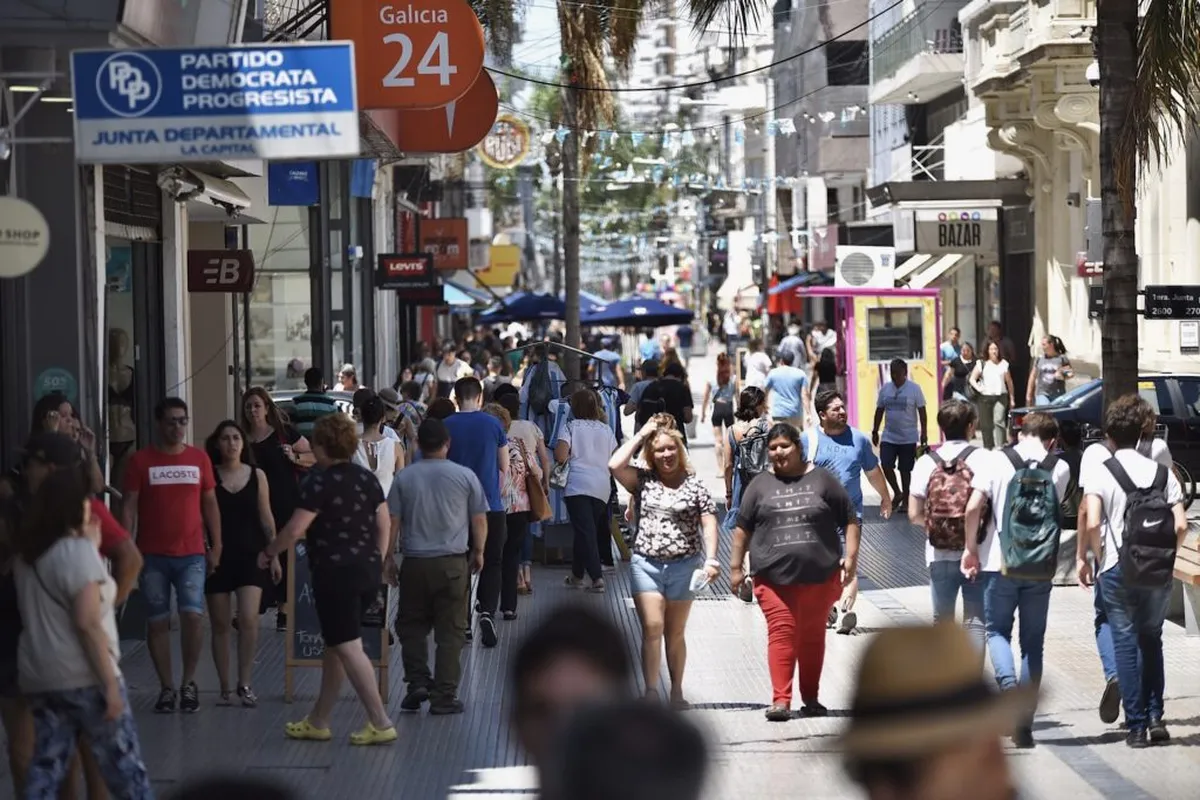 El Gobierno de Santa Fe bajó la alícuota al 2,5 % para comercios y establecimientos hoteleros con facturación anual de hasta 180 millones de pesos. El Gobierno de Santa Fe bajó la alícuota al 2,5 % para comercios y establecimientos hoteleros con facturación anual de hasta 180 millones de pesos.