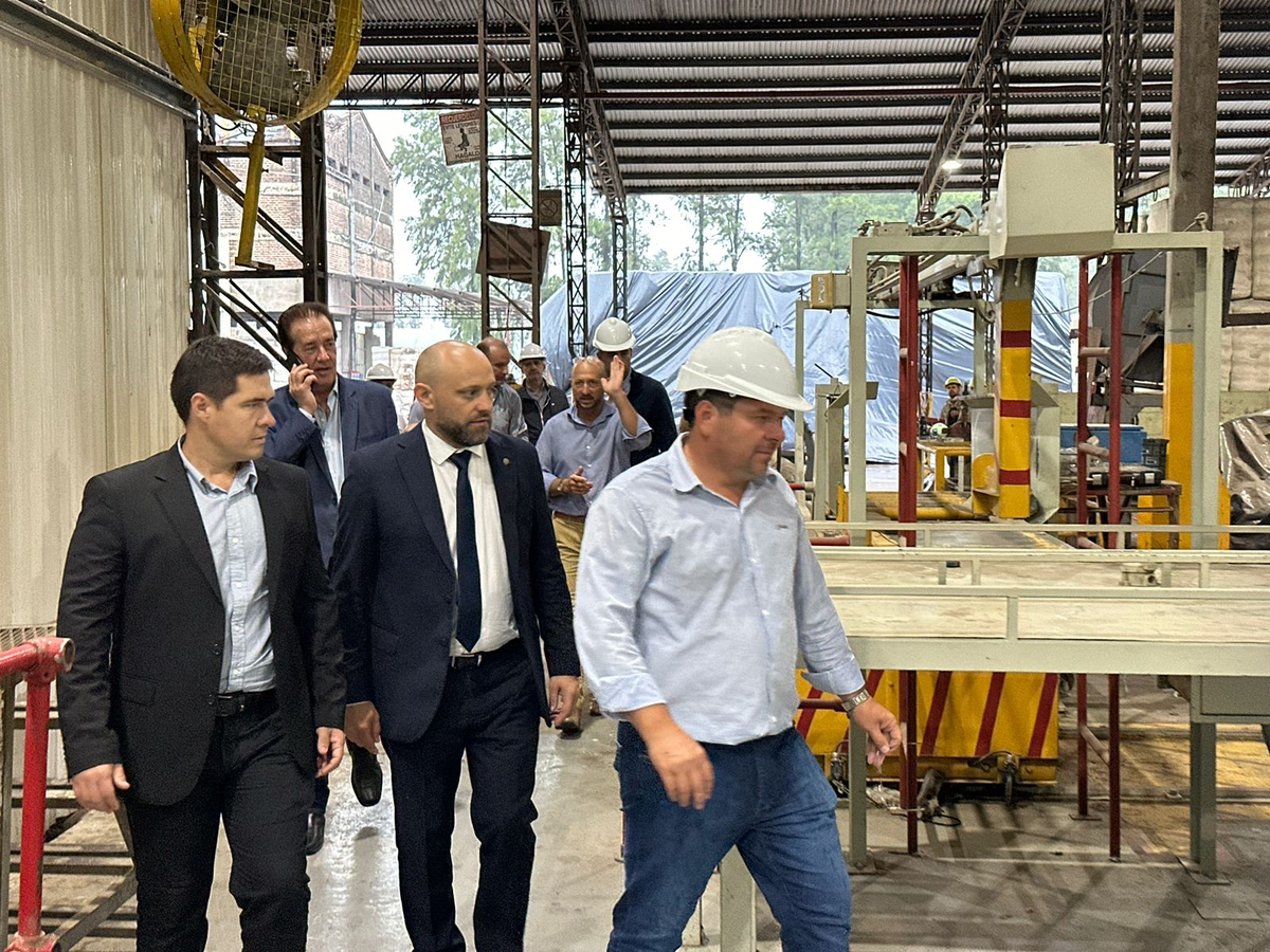 Santa Fe y Chaco se unen para defender la producción del algodón ante el aumento de las retenciones. Santa Fe y Chaco se unen para defender la producción del algodón ante el aumento de las retenciones.