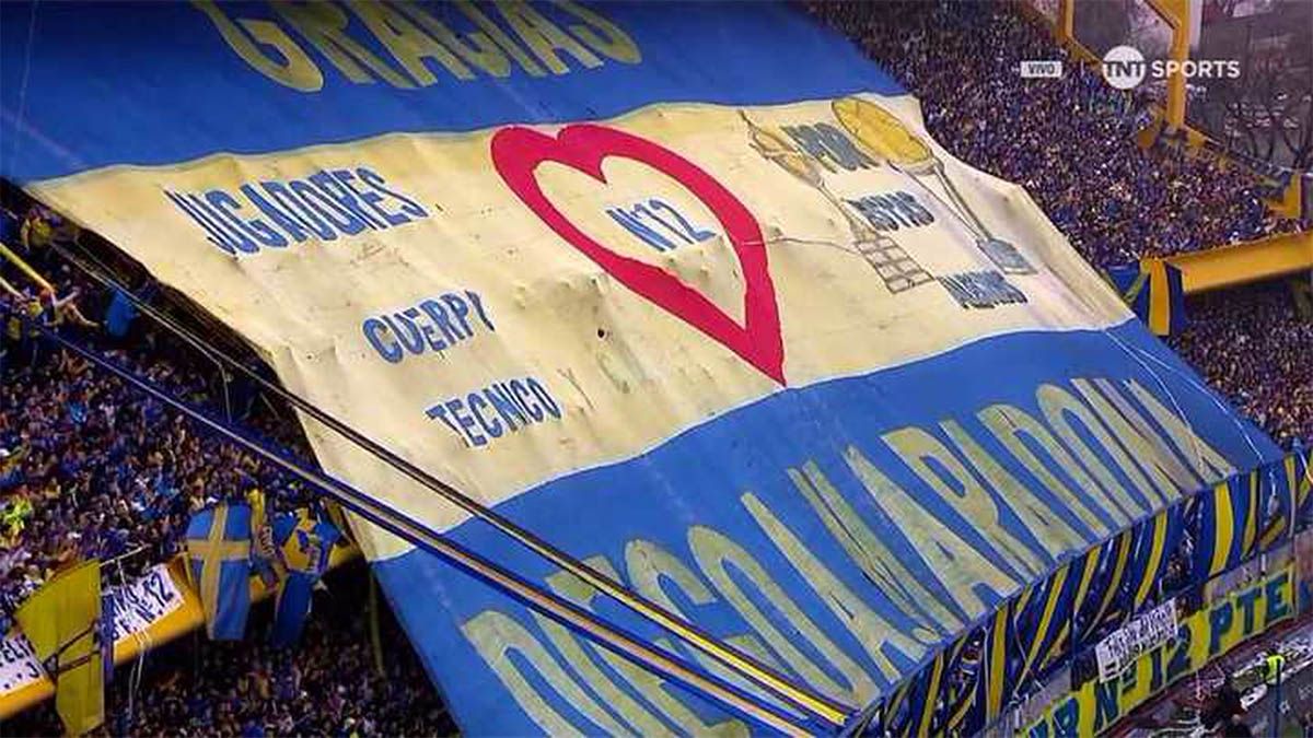 La hinchada de Boca estalló de la bronca en “La Bombonera” luego de que Manuel Adorni ninguneara a Diego Armando Maradona y le dedicaron una bandera. La hinchada de Boca estalló de la bronca en “La Bombonera” luego de que Manuel Adorni ninguneara a Diego Armando Maradona y le dedicaron una bandera.