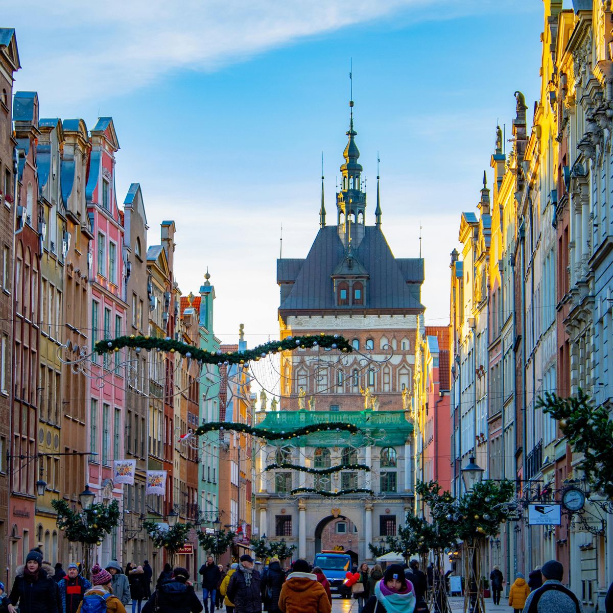 El casco histórico de Gdansk, reconstruido tras la Segunda Guerra Mundial, se transforma en una postal luminosa durante la temporada navideña. El casco histórico de Gdansk, reconstruido tras la Segunda Guerra Mundial, se transforma en una postal luminosa durante la temporada navideña.