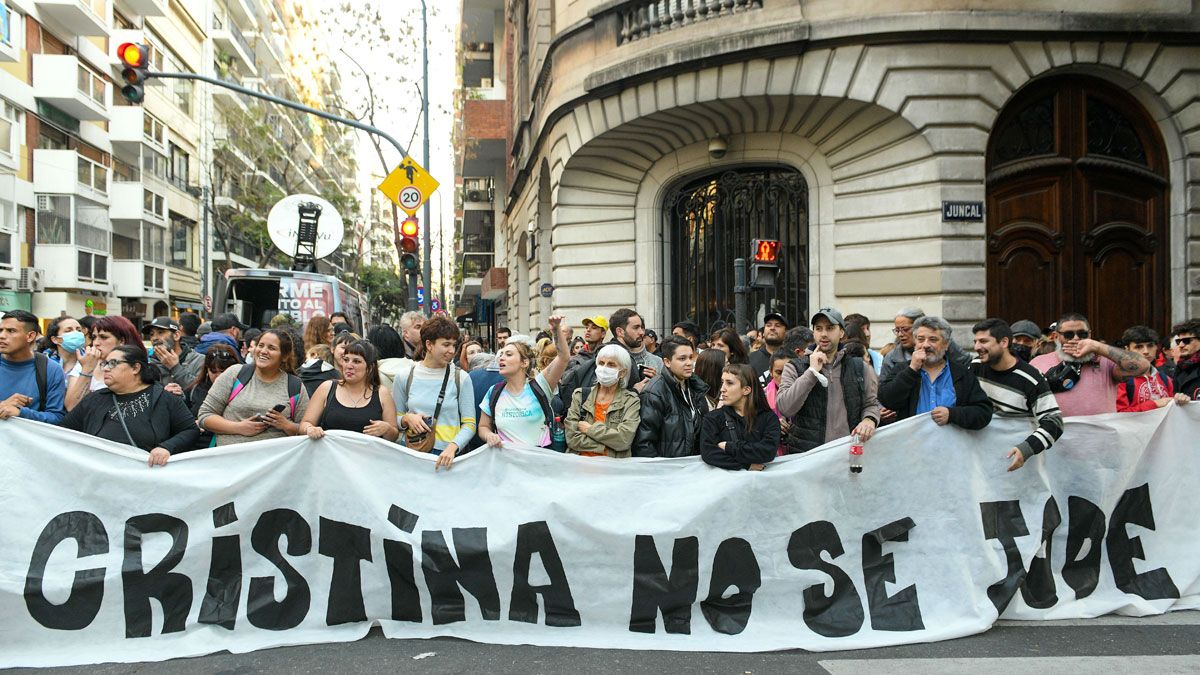 La militancia montó una vigilia frente al edificio en el que vive Cristina Kirchner en el barrio de Recoleta.