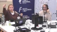 El momento tenso en Radio Nacional, cuando Yacoy es avisado que está al aire. El momento tenso en Radio Nacional, cuando Yacoy es avisado que está al aire.