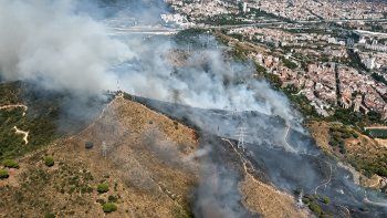 Incendios en Barcelona: confinan dos barrios por un nuevo foco en Collserola