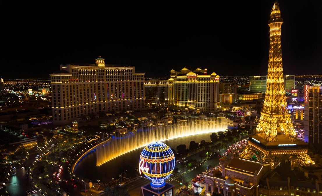 Las Vegas de noche, epicentro del ranking global, donde megaclubes, espectáculos y bares secretos redefinen la vida nocturna. Foto: Stephen Leonardi