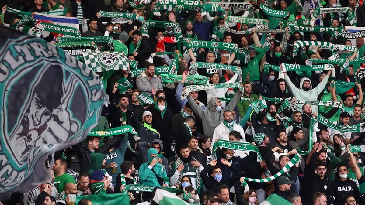 Uni & oacute; n Berl & iacute; n expuls & oacute; un aficionado que emitió insultos antisemitas contra simpatizantes del Maccabi Haifa durante el partido por la Conference League europea.