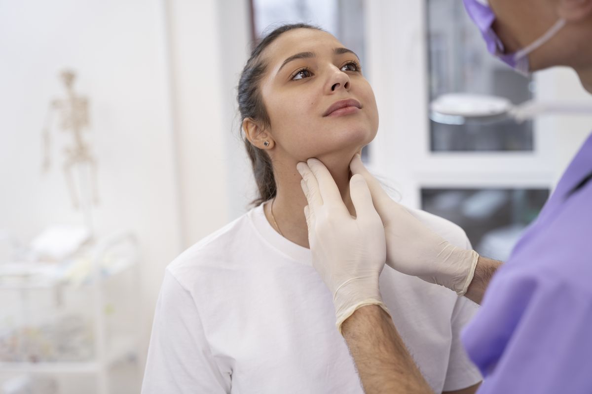 Lo controles médicos son clave para detectar a tiempo el cáncer de tiroides / Imagen de Freepik.