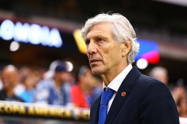 El sufrimiento de Pekerman en los penales que explotó en las redes, unos le agradecieron y otros le pidieron que no vuelva nunca más. Foto: Twitter