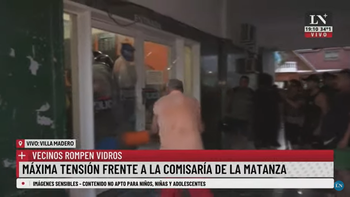 Vecinos responde con violencia a las fuerzas de seguridad por su inacción. (Foto LN+). Vecinos responde con violencia a las fuerzas de seguridad por su inacción. (Foto LN+).