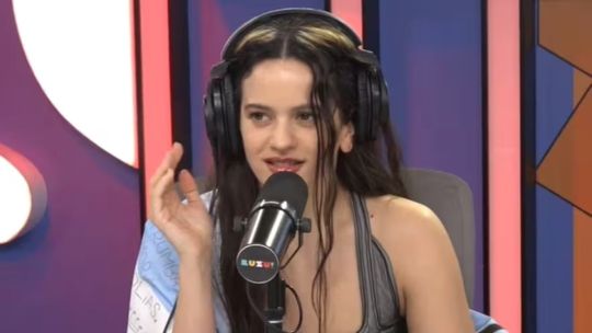 Rosalía llegó a Buenos Aires y visitó los estudios de Luzu TV, donde cantó con Ángela Torres y protagonizó un inesperado momento que se volvió viral al toque. Rosalía llegó a Buenos Aires y visitó los estudios de Luzu TV, donde cantó con Ángela Torres y protagonizó un inesperado momento que se volvió viral al toque.
