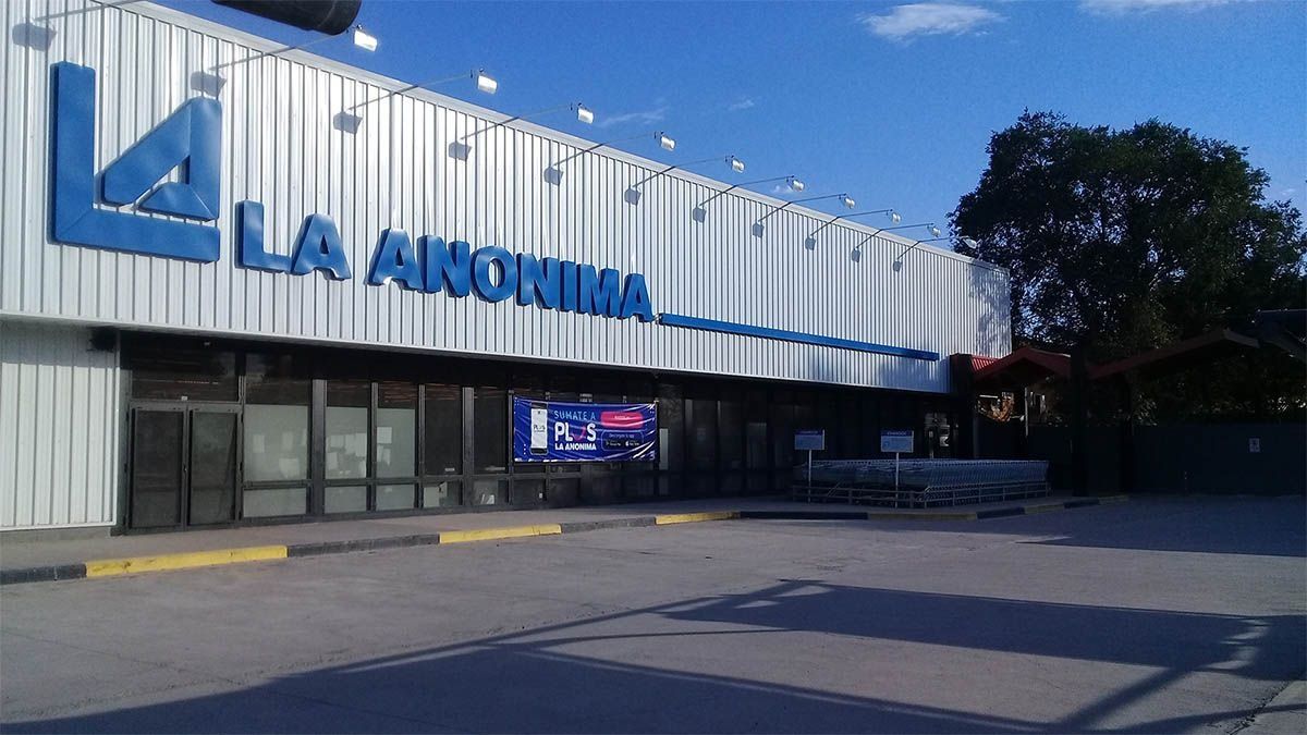 Laempresa de supermercados La Anónima desafía la caída del consumo aunqueconservó un resultado operativo positivo y avanzó con su plan de inversiones.