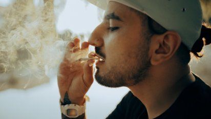 Científicos afirman que la marihuana puede ser más dañina que el tabaco