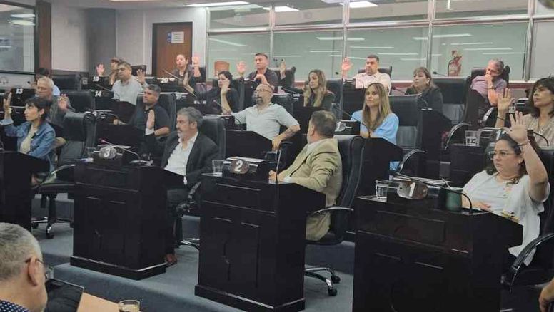 Con el PRO, la UCR y 1 LLA, Mayra Mendoza le ganó a Juan Grabois por 2/3