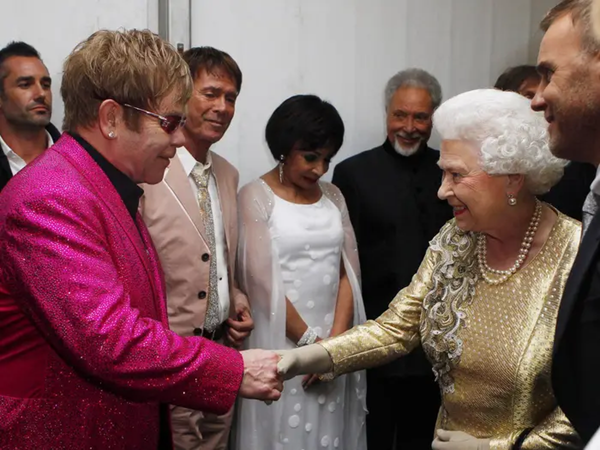 Elton John fue nombrado caballero por la Reina Isabel en 1997, además de ser reconocido múltiples veces por su aporte a la música y la humanidad, como con su fundación de lucha contra el sida. Elton John fue nombrado caballero por la Reina Isabel en 1997, además de ser reconocido múltiples veces por su aporte a la música y la humanidad, como con su fundación de lucha contra el sida.