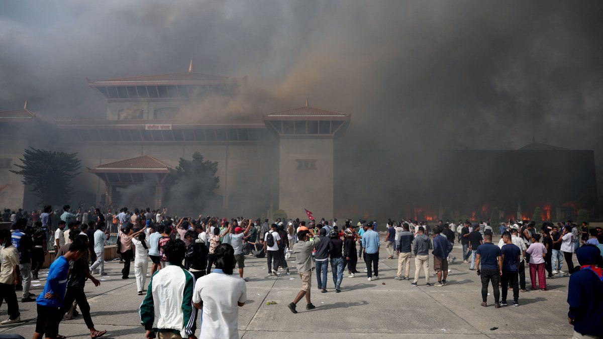 Nepal en llamas: Generación Z incendia el Parlamento y dimite el primer ministro 