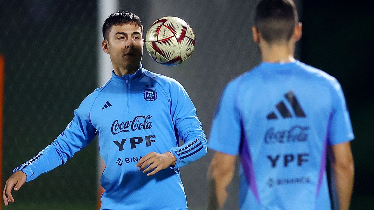 Lionel Scaloni tiene el plantel a disposición y Argentina practicó en Doha pero Francia ya ‘calienta’ el duelo de este domingo (18/12). (Foto: Noticias Argentinas/REUTERS)