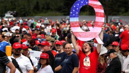 QAnon: la figura conspirativa de extrema derecha que pone a Trump como líder único y supremo