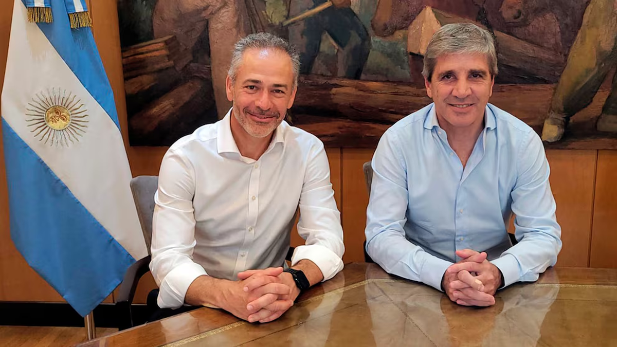El saliente secretario junto a Luis Caputo, cuando asumió en Economía. El saliente secretario junto a Luis Caputo, cuando asumió en Economía.